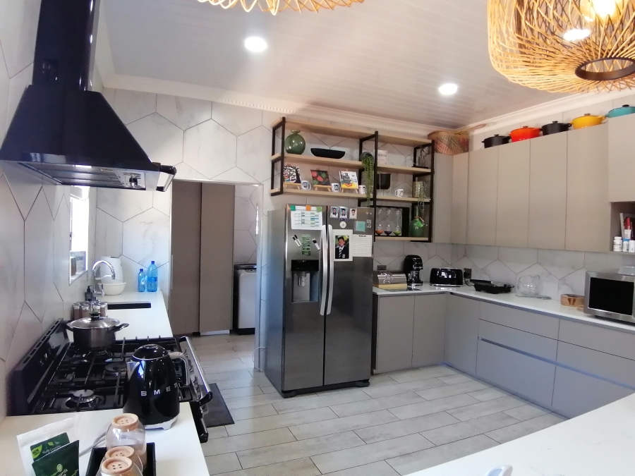 6 Bedroom Property for Sale in Wilkoppies North West